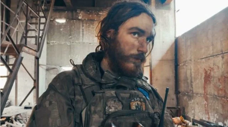 Снаряга на мільйон. Боєць "Фрост" показав, що повинно бути у рюкзаку АЗОВця (відео)